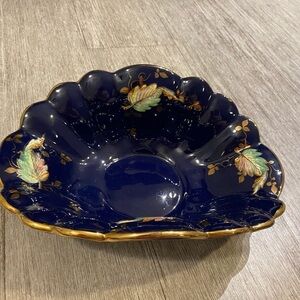 1950 Deruta Italy Decorative Bowl in a beautiful blue.size is oval shape